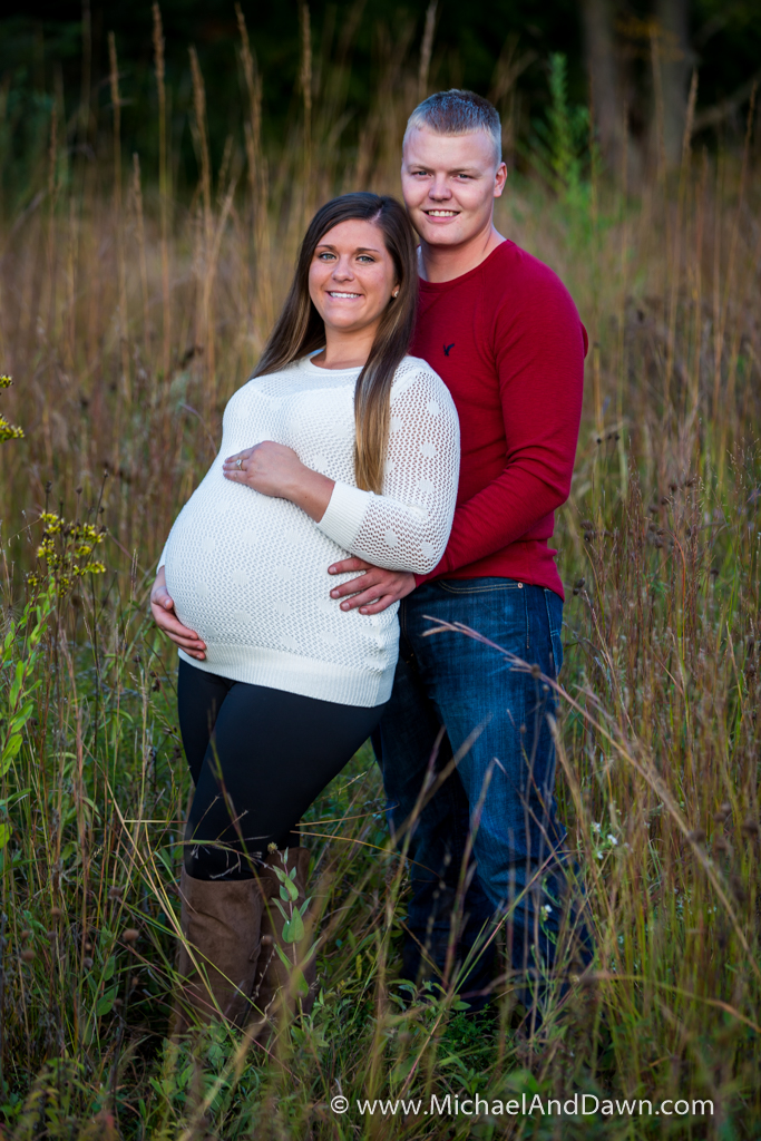picture of pregnant women leaning against her husband