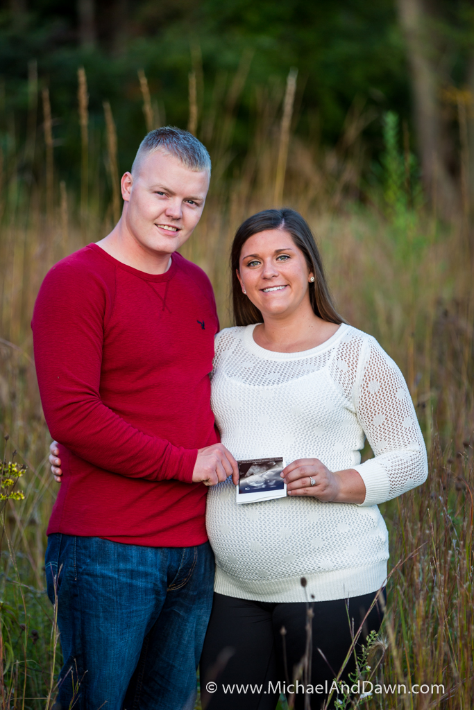 picture of pregnant couple holding sonogram